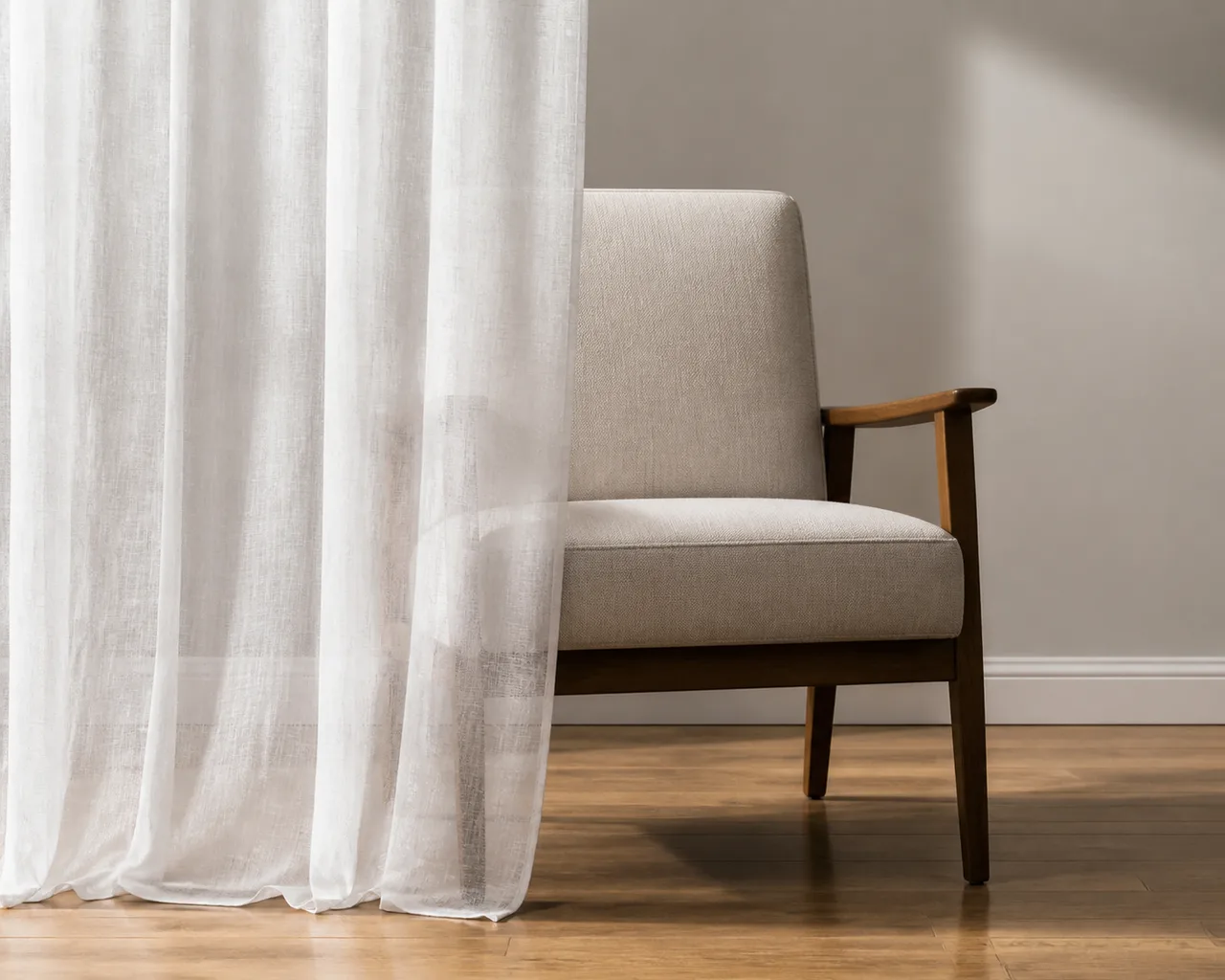 Minh họa cho “che khuất một phần”: A curtain partially overlaps the chair while preserving its silhouette.