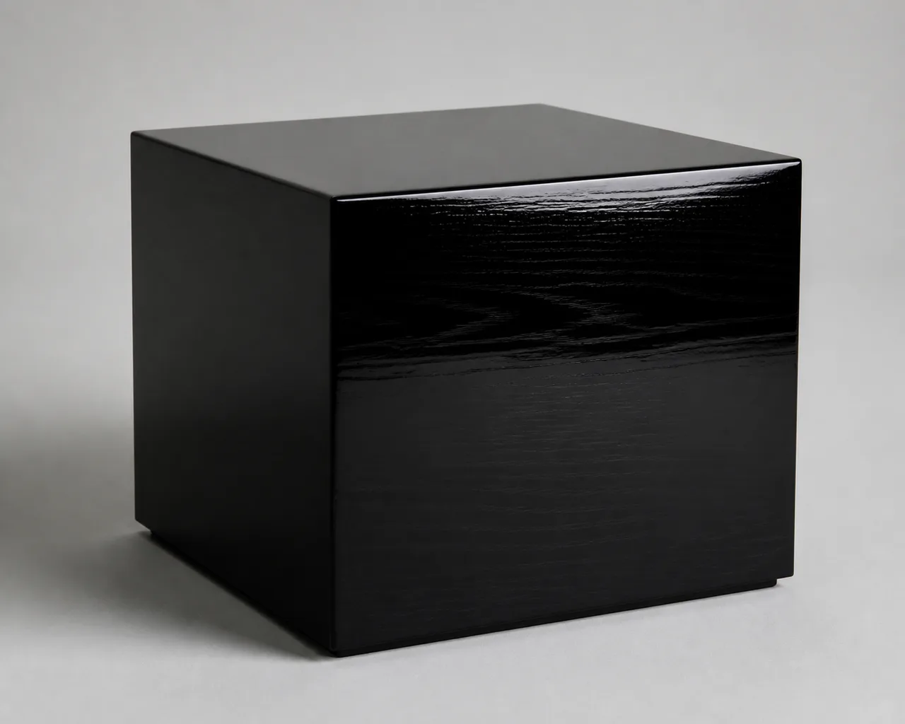 Minh họa cho “Lớp hoàn thiện”: black lacquered wood with a glossy finish.