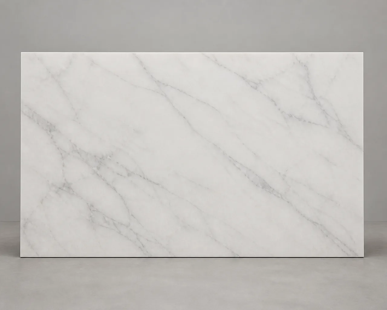 Minh họa cho “Đá”: a veined white marble slab with a honed finish.