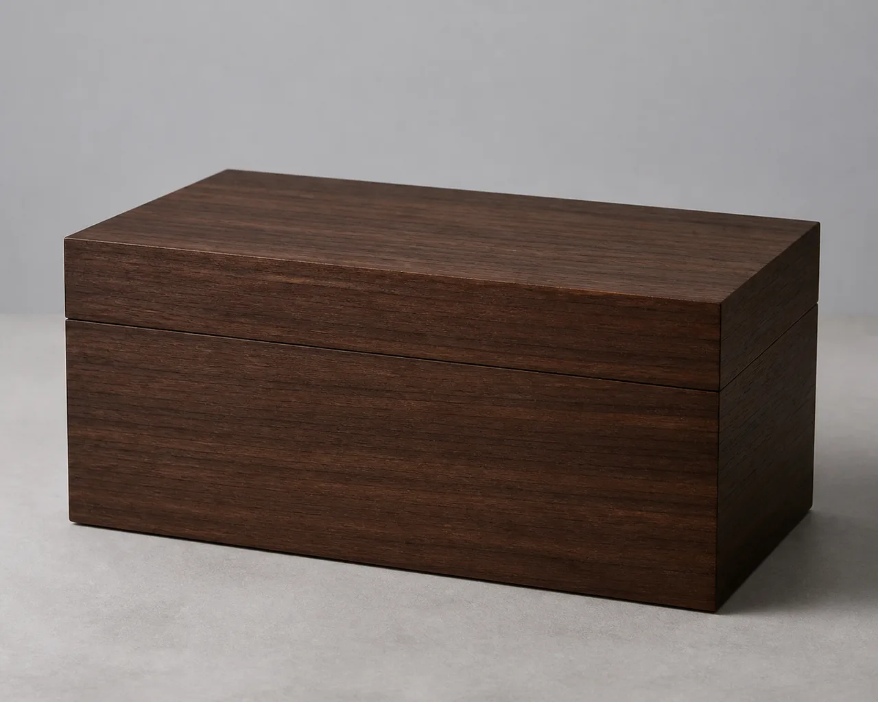 Minh họa cho “Gỗ”: a dark walnut box with straight visible grain.
