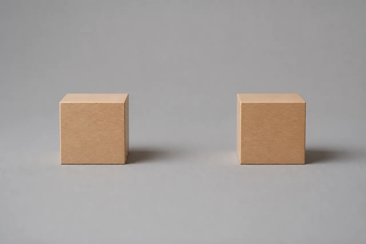 Minh họa cho “Khoảng cách giữa vật”: two cubes five centimeters apart, aligned horizontally.