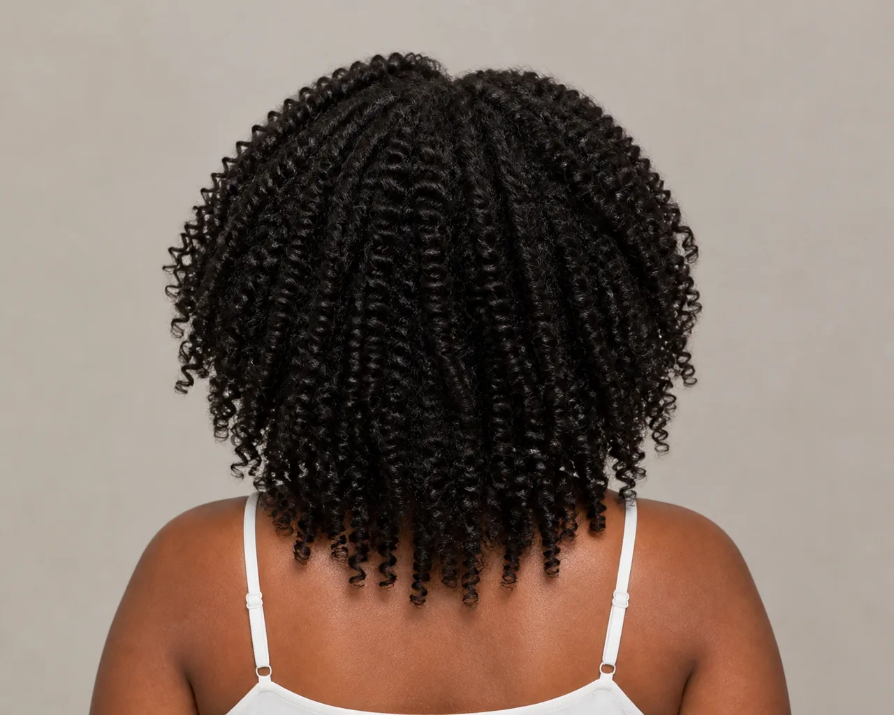 Minh họa cho “Kết cấu tóc”: voluminous coily hair with clearly defined strands.
