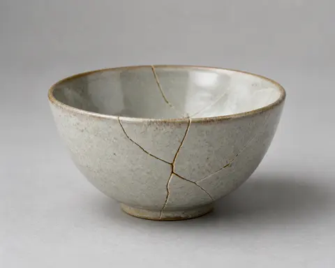 Minh họa cho “Trạng thái vật lý”: a cracked ceramic bowl still intact in one piece.