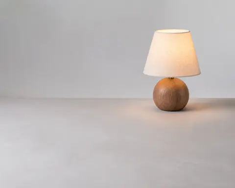 Minh họa cho “Tọa độ tương đối”: a small lamp in the upper-right midground.