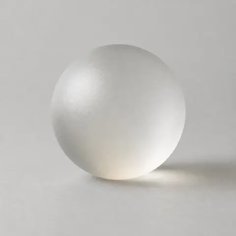 Minh họa cho “Thủy tinh”: a frosted glass sphere with soft transmitted light.