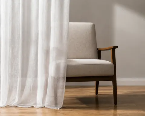 Minh họa cho “che khuất một phần”: A curtain partially overlaps the chair while preserving its silhouette.