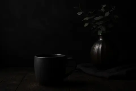 Minh họa cho “phơi sáng low-key”: A dark frame with carefully retained subject detail.